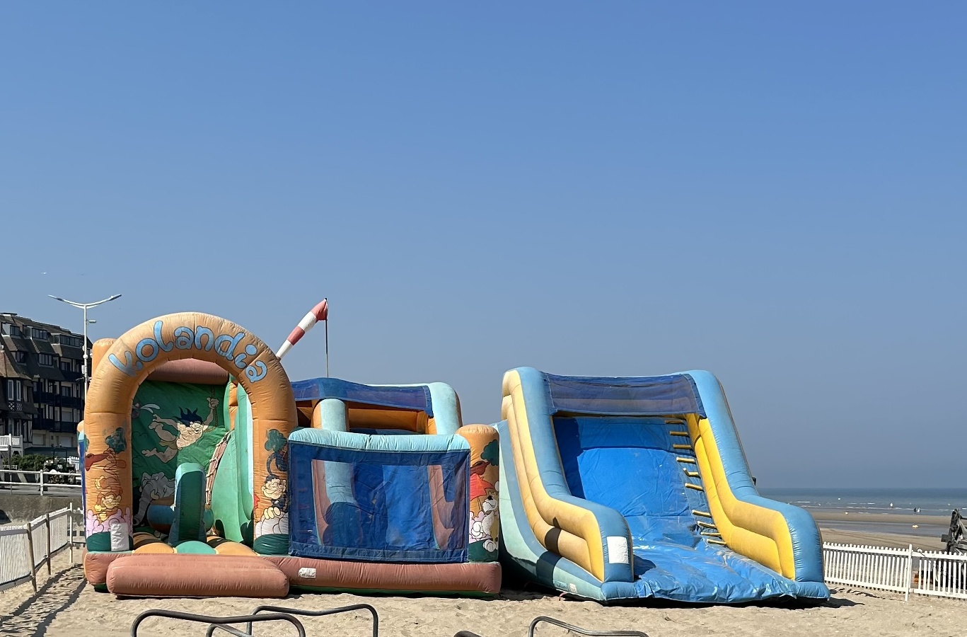 Activités sportives et jeux gonflables au Club de plage de Blonville-sur-Mer