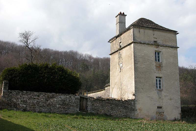 LA TOUR CARRE DE GERMAINES