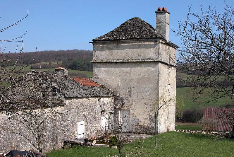 LA TOUR CARRE DE GERMAINES