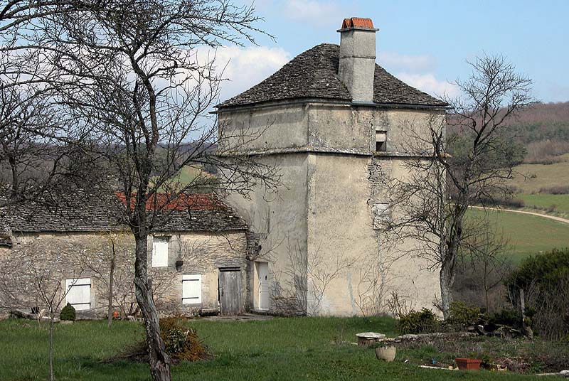 LA TOUR CARRE DE GERMAINES