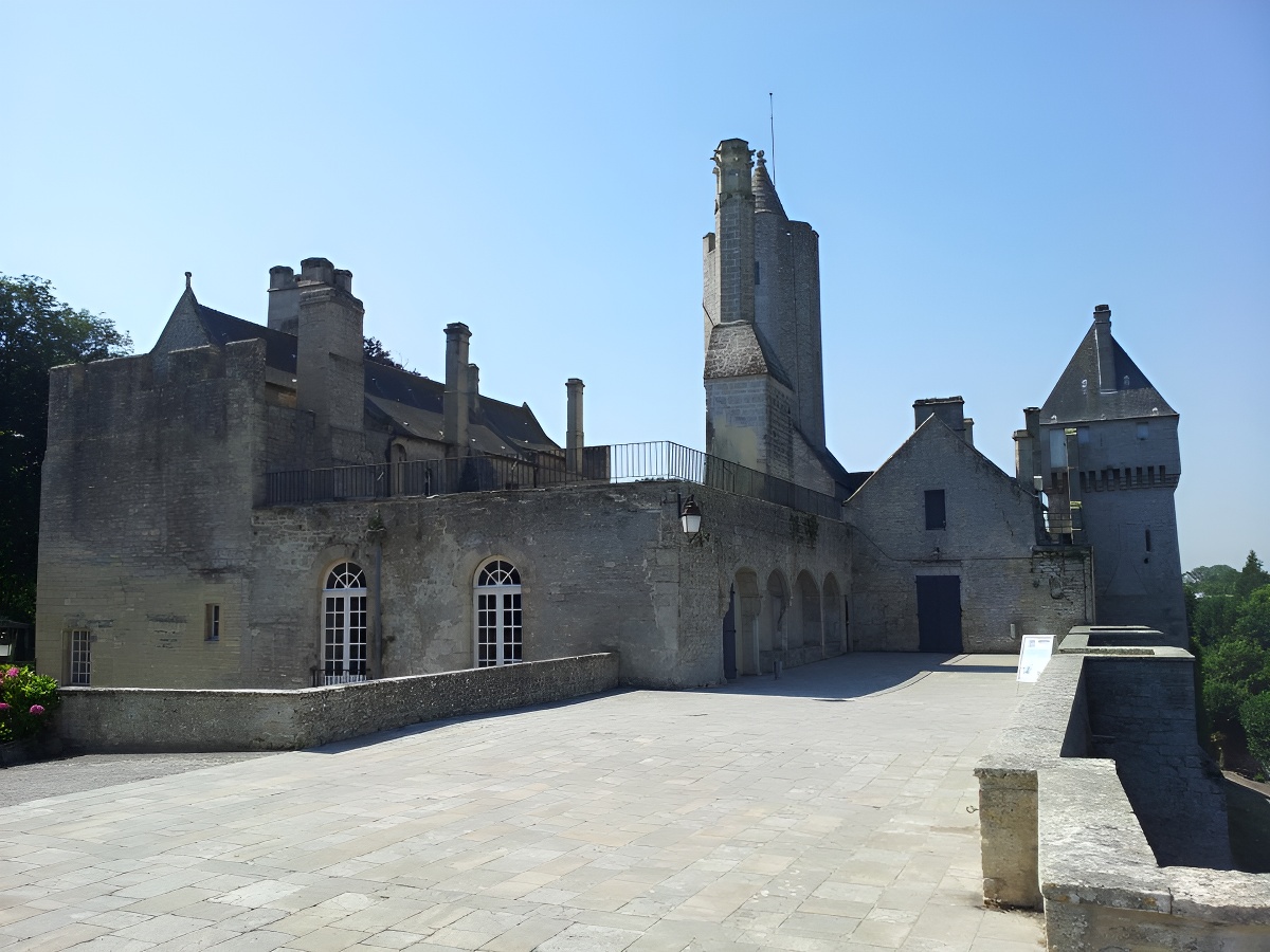 Château médiéval de Creully - Musée de la radio