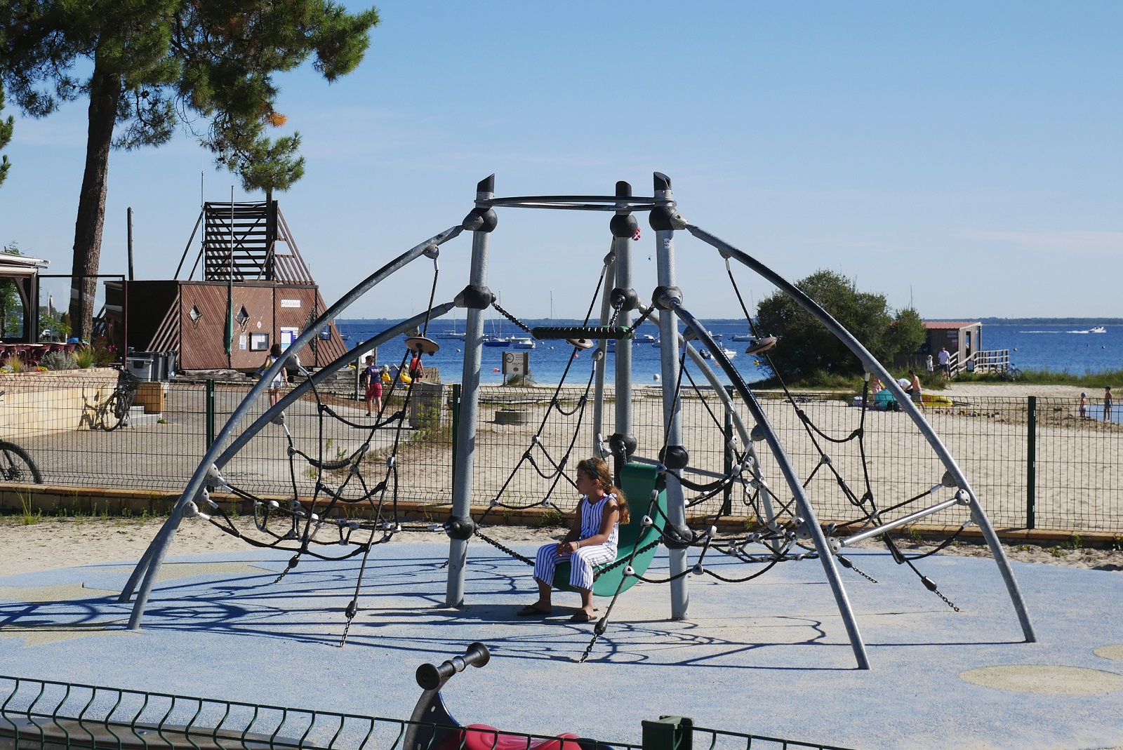 Aire de jeux près du lac