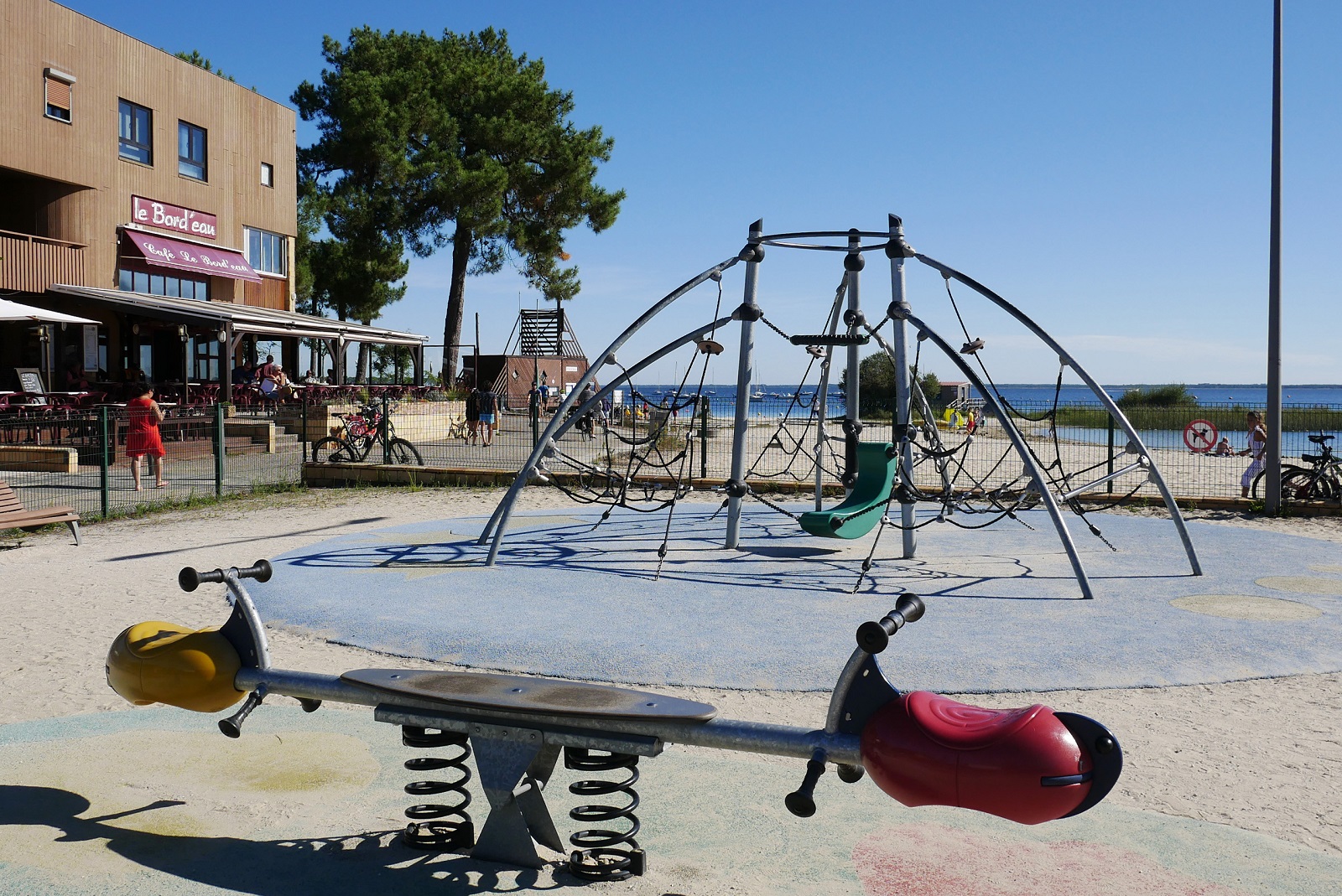 Aire de jeux près du lac