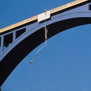 Saut à l'élastique au Pont de Ponsonnas près de Grenoble