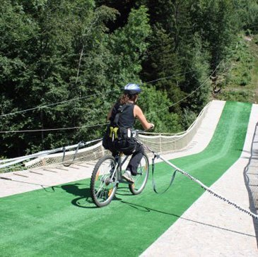Saut à l'élastique depuis un Tremplin à Annecy
