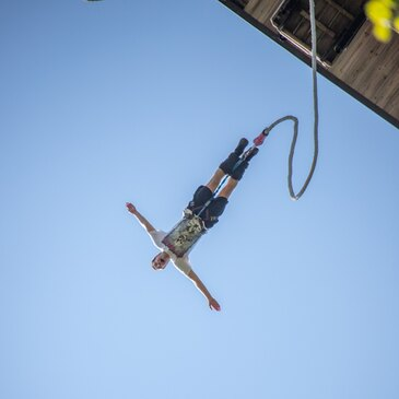 Saut à l'élastique au Viaduc de la Souleuvre en Normandie