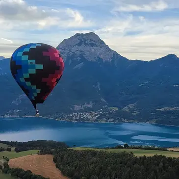 Vol en Montgolfière - Survol du Lac de Serre-Ponçon