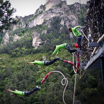 Saut à l'élastique depuis une falaise à Mende