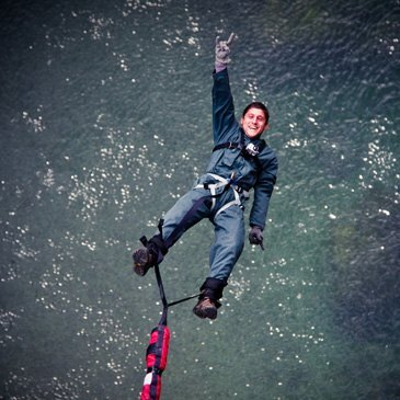 Saut à l'élastique depuis une falaise à Mende