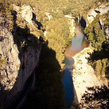 Saut à l'élastique depuis une falaise à Mende