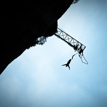 Saut à l'élastique depuis une falaise à Mende