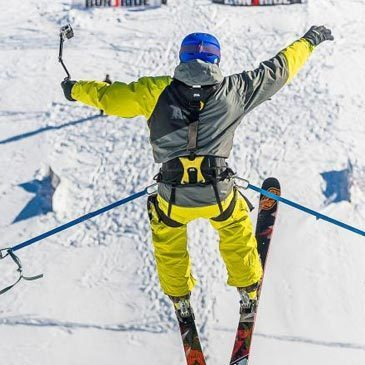 Saut à l'élastique depuis un tremplin à Tignes (hiver)
