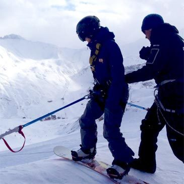 Saut à l'élastique depuis un tremplin à Tignes (hiver)