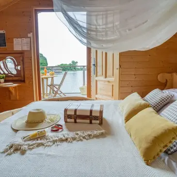 Nuit en Cabane sur l'Eau près de Poitiers