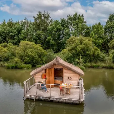 Nuit en Cabane sur l'Eau près de Poitiers