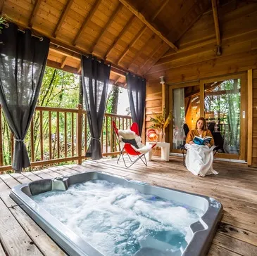 Cabane dans les Arbres avec Spa près de Brive-la-Gaillarde