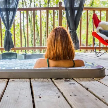 Cabane dans les Arbres avec Spa près de Brive-la-Gaillarde