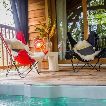 Cabane dans les Arbres avec Spa près de Brive-la-Gaillarde