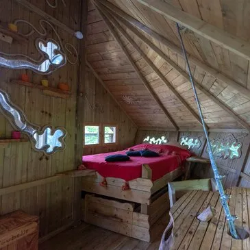 Cabane dans les arbres dans les Monts d'Ardèche