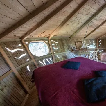 Cabane dans les arbres dans les Monts d'Ardèche