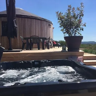 Nuit Insolite en Cabane avec Jacuzzi près de Sarlat