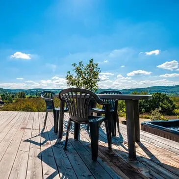 Nuit Insolite en Cabane avec Jacuzzi près de Sarlat