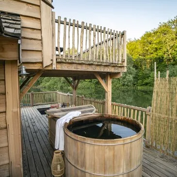 Cabane sur l'eau avec Spa près de Dijon
