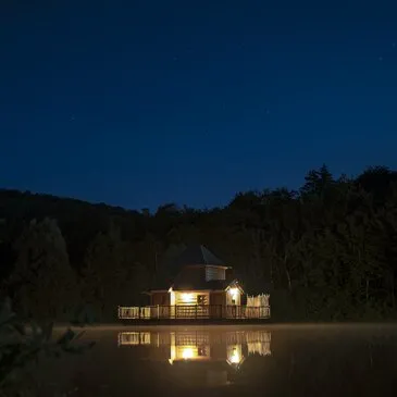 Cabane sur l'eau avec Spa près de Dijon