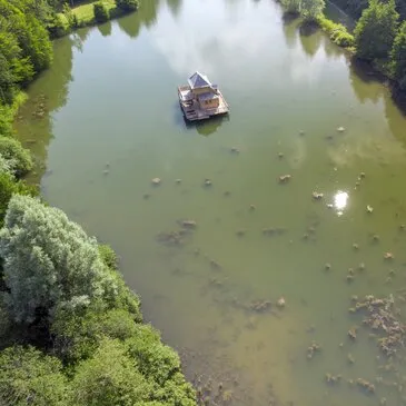 Cabane sur l'eau avec Spa près de Dijon