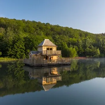 Cabane sur l'eau avec Spa près de Dijon