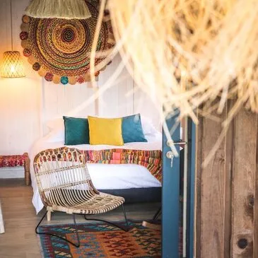 Cabane Luxe sur l'eau avec Jacuzzi privatif près d'Auch