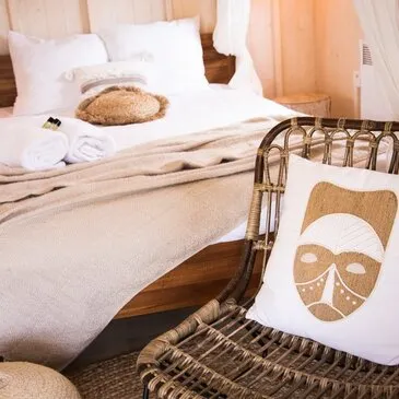 Cabane Luxe sur l'eau avec Jacuzzi privatif près d'Auch