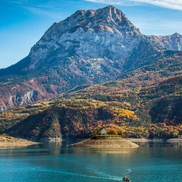 Nuit en Cabane sur l’Eau au Lac de Serre-Ponçon