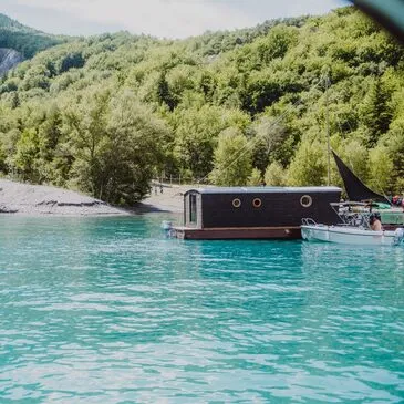 Nuit en Cabane sur l’Eau au Lac de Serre-Ponçon