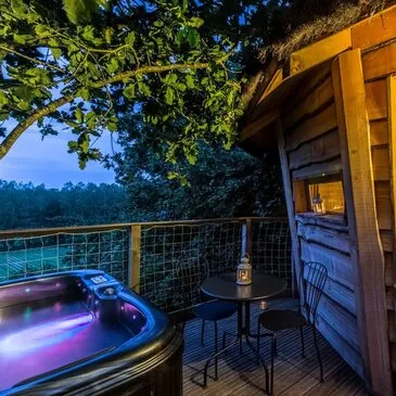 Cabane dans les Arbres avec Spa près d'Auch