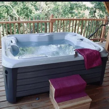 Cabane dans les Arbres avec Spa privatif près de Laval