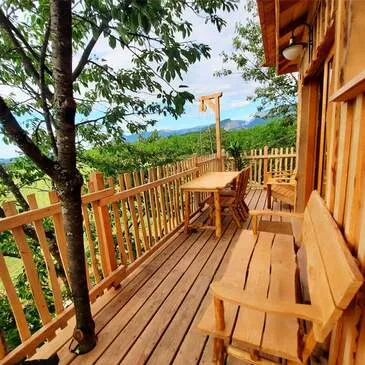 Nuit en Cabane dans les Arbres avec Spa près de Valence