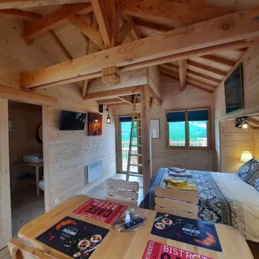 Nuit en Cabane dans les Arbres avec Spa près de Valence