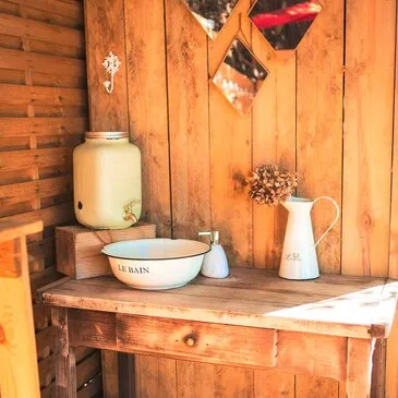 Nuit Insolite en Tonneau avec Spa Privatif près de Lourdes