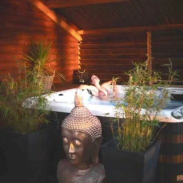 Nuit Insolite en Cabane avec Spa près de Rocamadour