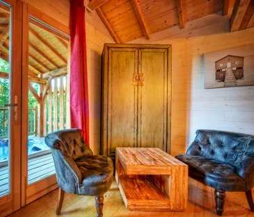 Cabane dans les Arbres avec Jacuzzi Privatif près de Montauban