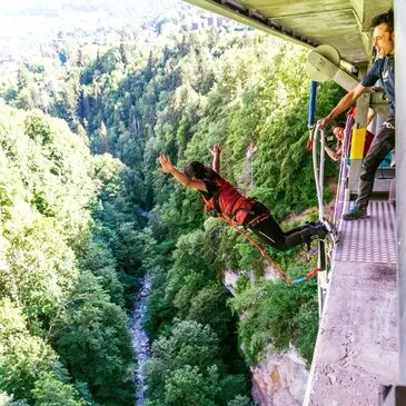 Saut à l'élastique à Saint-Gervais face au Mont-Blanc
