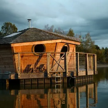 Cabane sur l'eau près de Bourges