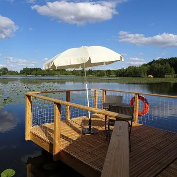 Cabane sur l'eau près de Bourges
