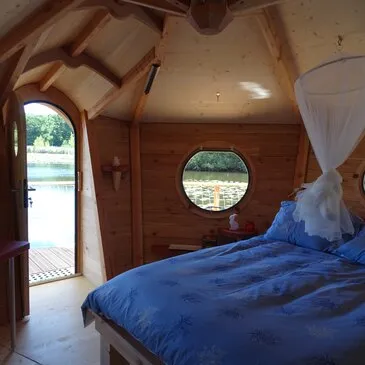 Cabane sur l'eau près de Bourges