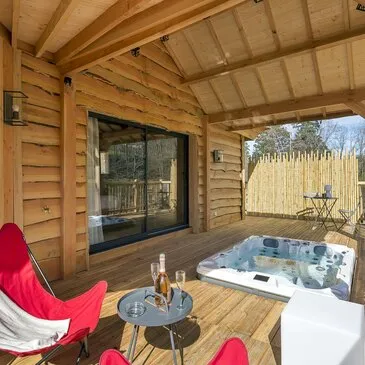 Cabane sur Pilotis avec Spa et Sauna Privatif près d'Annonay