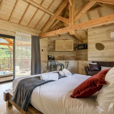 Cabane sur Pilotis avec Spa et Sauna Privatif près d'Annonay