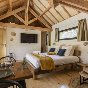 Cabane sur Pilotis avec Spa et Sauna Privatif près d'Annonay