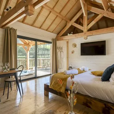 Cabane sur Pilotis avec Spa et Sauna Privatif près d'Annonay