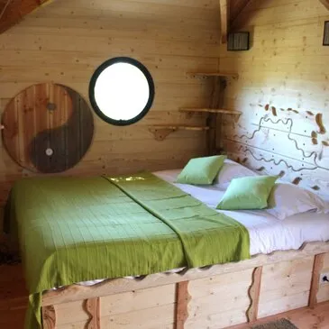 Cabane dans les Arbres avec Spa Privatif près d'Aurillac